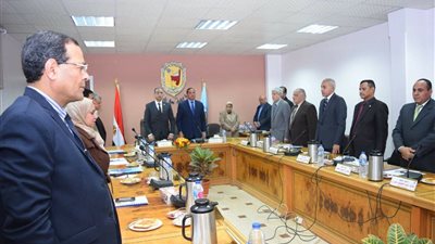 مجلس جامعة سوهاج يقف دقيقة حداد علي أرواح شهداء «محطة مصر»