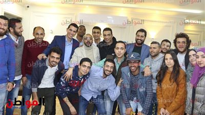 شادي محمد يلتقط الصور التذكارية مع محرري بوابة المواطن