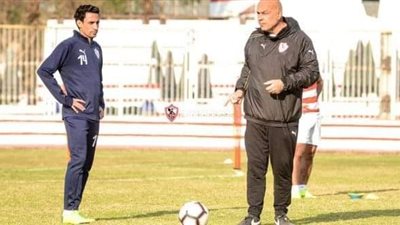 «جروس»  يعطي تعليماته لأيمن حفني في مران الزمالك