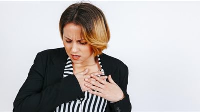تقتل امرأة كل دقيقة..4 علامات تحذرك إن عندك نوبة قلبية