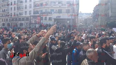 الجزائر على صفيح ساخن.. والشرطة تطلق الغاز المسيل على المحتجين