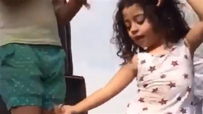 فيديو| جوهرة في نفسها .. رقص طفلة يشعل السوشيال ميديا 