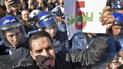 متظاهرى الجزائر يعزون المصريين من قلب الاحتجاجات ضد بوتفليقة