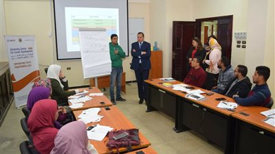 محافظ سوهاج يتابع دورات مركز التطوير المهني 