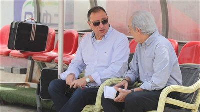 صورة| محمود الخطيب يؤازر لاعبي الأهلي قبل مواجهة بتروجت