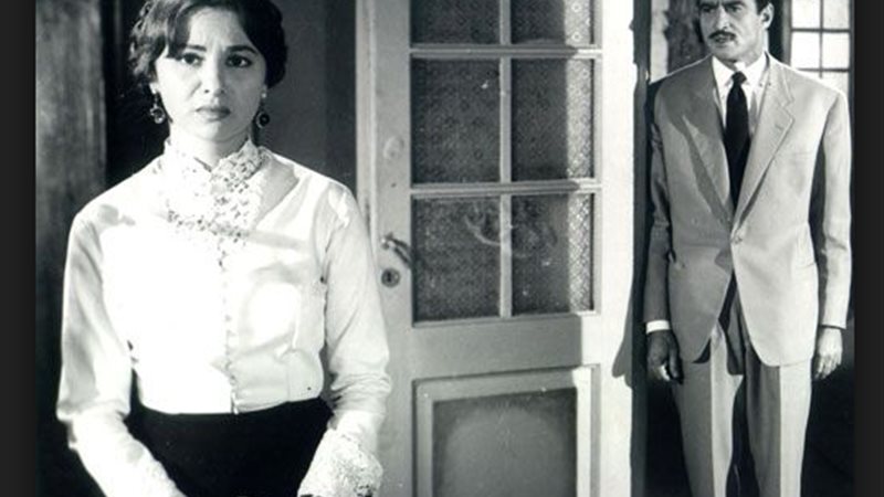 امرأة في مشهد