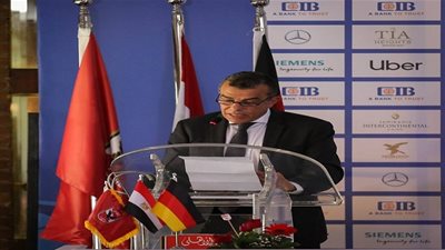 صور| خالد مرتجي يهدي سفر ألمانيا تيشرت الأهلي