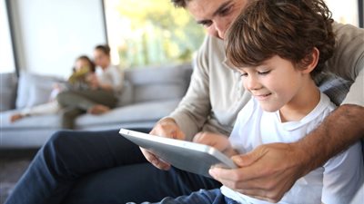 للآباء .. خطورة الموبايل والكمبيوتر على الأطفال