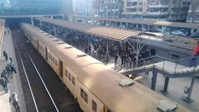 فيديو| لحظة خروج قطار محطة سيدي جابر عن القضبان بالإسكندرية