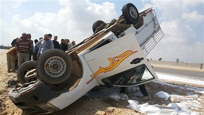 إنفو جراف|  الخطوات السليمة لـ إيقاف السيارة عند إنفجار أحد الإطارات