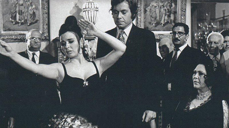 امرأة في مشهد