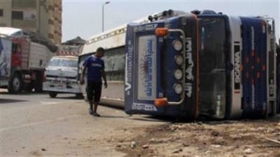  كثافات مرورية بطريق إسكندرية الزراعي إثر انقلاب حاوية 