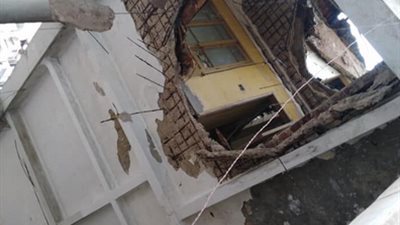 صور| الطقس الآن.. انهيار جزئي لعقار في حي العرب ببورسعيد