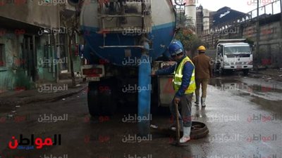 صور| بعد حالة الطقس اليوم .. القابضة لمياه الشرب تواصل جهودها 