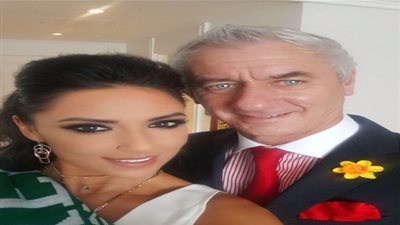 صور| بفارق 20 عامًا مغنية أيرلندية تعلن الخطوبة بأسطورة ليفربول