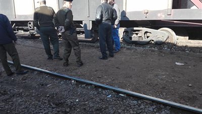 صور| خروج قطار محمل بالبضائع عن القضبان بالشرقية