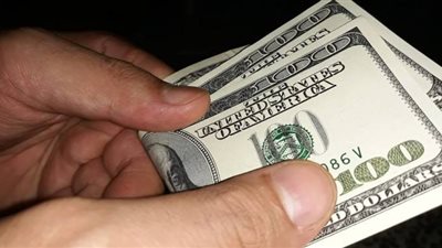 الدولار الأمريكي يحافظ على استقراره بعد تقرير 