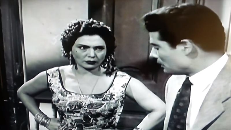 امرأة في مشهد