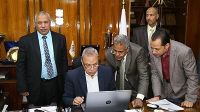 تفعيل منظومة الشاشات المالية لمتخذي القرار بقنا