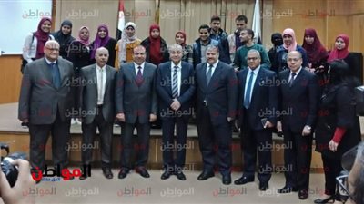 صور| وزير التموين يكرم طلاب كلية تجارة جامعة القاهرة 