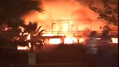 النيابة العامة تعاين موقع حريق مركب المعادي