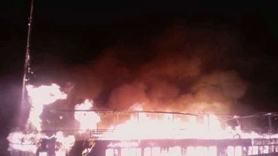  حريق مركب المعادي يتسبب في تعطيل حركة المرور بـ اتجاه حلوان