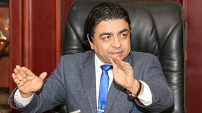 ردا على إقالة مدير معهد القلب جمال شعبان .. عاملون: «عاوزين جمال»