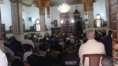 توافد المصلين على مساجد العجمي لأداء صلاة الجمعة اليوم 1 رجب