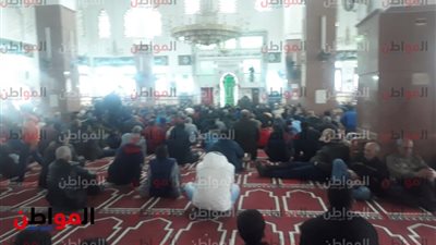 صور| أهالي بورسعيد يؤدون صلاة الجمعة اليوم 1 رجب