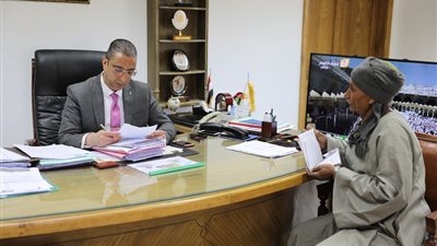 محافظ سوهاج يستقبل 97 مواطنًا لعرض مشكلاتهم وحلها