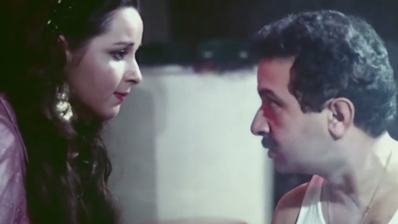 امرأة في مشهد