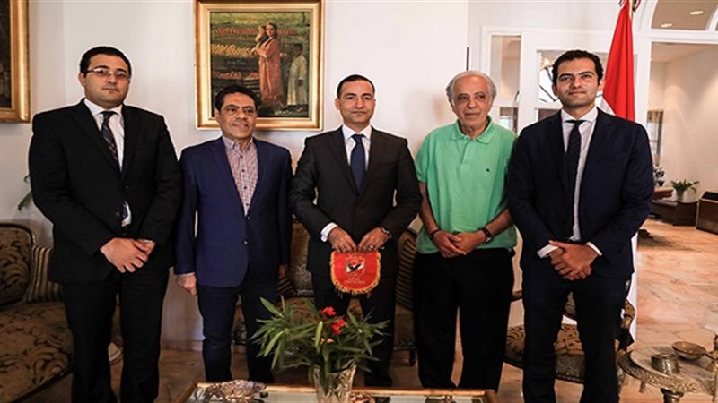 بعثة الأهلي  مع سفير