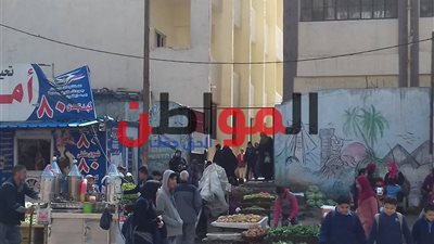 أولياء الأمور يستغيثون من انتشار الباعة الجائلين أمام مدرسة بالعجمي