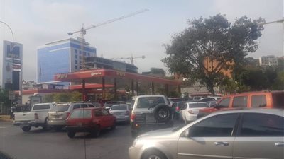 صحيفة فنزويلية: الظلام يعم البلاد .. وطوابير من أجل الوقود