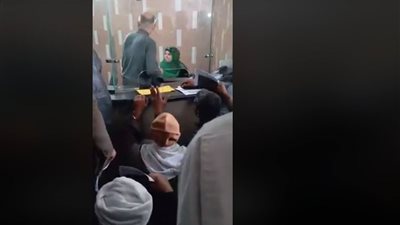 شاهد| مطالب بمعاقبة «موظفة» مركز علاج أمراض الكبد بالزقازيق بعد إهانة المواطنين
