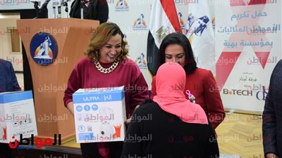 «دموع وأحضان» لحظة تكريم محاربات بهية في مسرح القومي للمرأة 