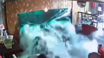 فيديو| نجاة رجلان من الموت بأعجوبة.. محظوظين