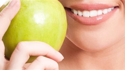 4 أسرار للحصول على أسنان بيضاء لامعة .. تعرف عليها 