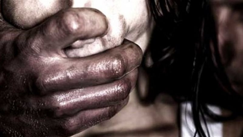 فلاح يعاشر بناته