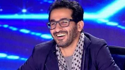صورة| أحمد حلمي مداعبا شقيقه: شبه بعض جدا في النظارة