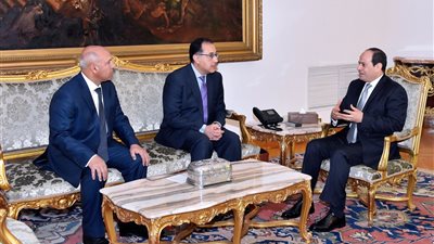اجتماع بين السيسي ومدبولى وكامل الوزير.. السبب السكة الحديد 