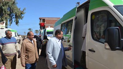 صور| رئيس مركز بلطيم يتابع القافلة الطبية بقرية الشهابية 