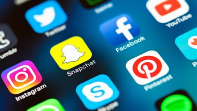 مواقع التواصل الاجتماعي بين الحق والباطل.. خبراء يجيبون 