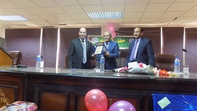 صور| رئيس جامعة الفيوم يشهد حفل تكريم مدير عام كلية دار العلوم