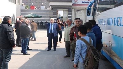 صور| مرتضى منصور يتابع نقل أعضاء النادي  إلى ملعب برج العرب