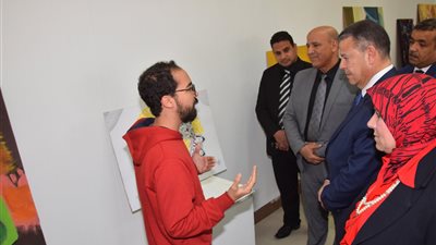 محافظ بني سويف يفتتح معرض الفنون التشكيلية