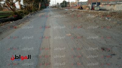 صور| أهالي 5 قرى بالفيوم يعانون تهالك الطرق الرئيسية لمساكنهم