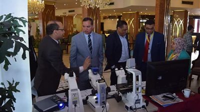 رئيس جامعة سوهاج يتفقد المعرض العلمي بمؤتمر «تنمية الصعيد»