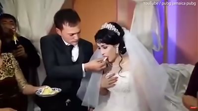 ايه الجبروت ده| عريس يضرب عروسته أمام المعازيم لهذا السبب! 