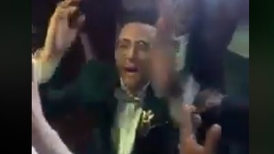 فيديو| بدل ما تبوس امك.. شاب مصري يقبل قدم حبيبته 